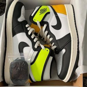 Air Jordan Retro 1 High Og “Volt Gold”